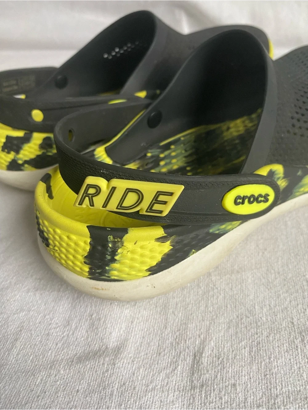 CROCS LiteRide 360 Marbled Clog in Black and Neon Yellow